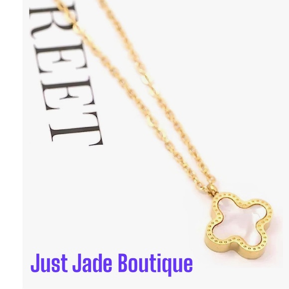 FOUR LEAF CLOVER NECKLACE WHITE AND GOLD
LUXURY LOOK - Picture 3 of 4